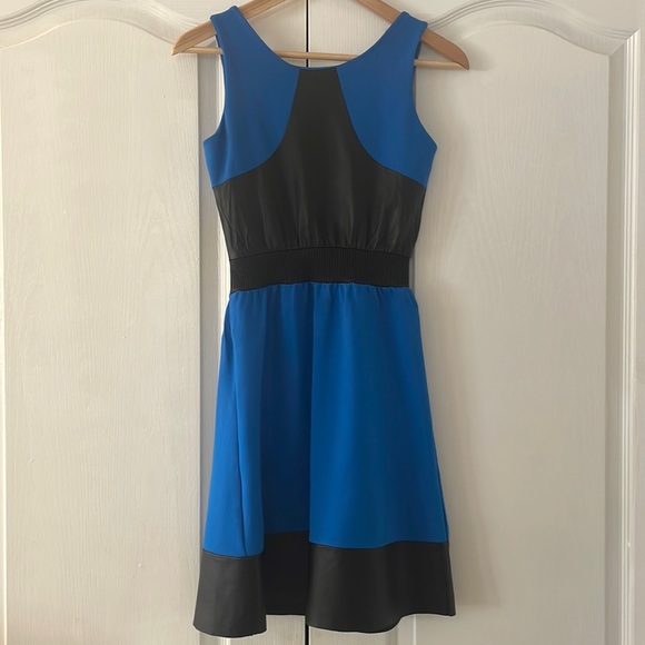 Danier Genuine Leather and stretch fabric dress in blue and black SIZE M - Picture 3 of 9